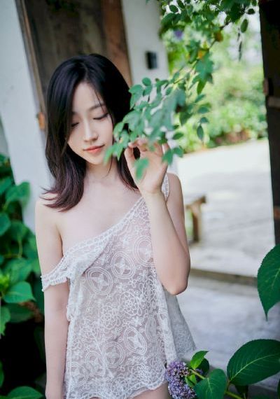 欧美黄色大衣美女照片_剧情片免费观看视频